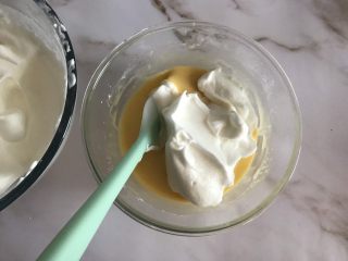 11、八寸戚风蛋糕,取三分之一蛋白糊放入蛋黄糊中翻拌均匀