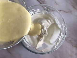 12、八寸戚风蛋糕,把蛋黄糊倒入剩余蛋白糊中