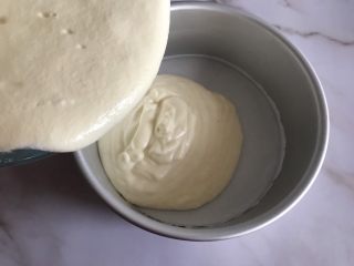 14、八寸戚风蛋糕,倒入八寸模具中