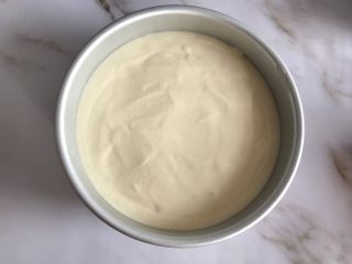 15、八寸戚风蛋糕,震几下 震出大气泡，放入提前预热好的烤箱上下火140度50分钟左右