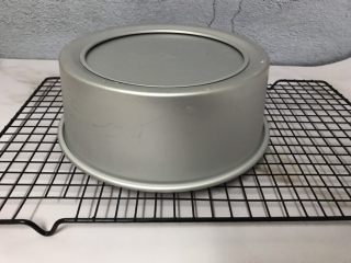 16、八寸戚风蛋糕,出炉后离桌面15cm左右轻摔两下，倒扣完全冷却后脱模