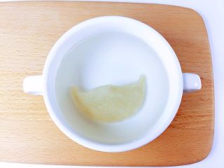 2、芒果牛奶燕窝,取溯源燕窝一盏,用矿泉水或纯净水浸泡4个小时(不建议直接用自来水泡发哦