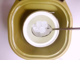 7、芒果牛奶燕窝,在最后还剩5分钟时加入冰糖继续炖煮(也可以不加冰糖,随个人喜好哦),冰糖燕窝完成,备用