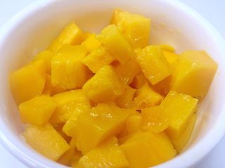 8、芒果牛奶燕窝,将芒果切丁,备用