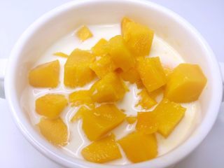 9、芒果牛奶燕窝,将芒果丁放入杯中加牛奶适量