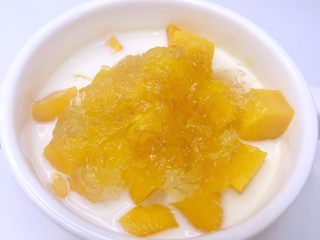 10、芒果牛奶燕窝,再铺上已炖好的燕窝