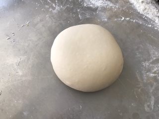 2、葱油花卷,面团要揉到光洁细腻,切开内部没有气泡。如果面团过软需要多掺一些干粉进去,太软后面不好切。