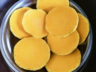 1、蝴蝶面 宝宝辅食,南瓜切成块,大火蒸20分钟至熟透