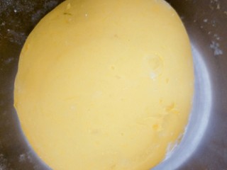 2、蝴蝶面 宝宝辅食,蒸熟的南瓜压成泥,或者用料理机打成泥,和面粉和成面团,如果用压面机要很干的面团