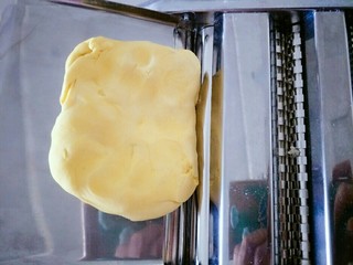 3、蝴蝶面 宝宝辅食,面团醒30分钟以后,压成厚饼,从一档开始压