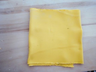 4、蝴蝶面 宝宝辅食,压过以后把面叠在一起