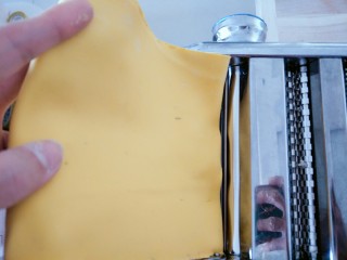 5、蝴蝶面 宝宝辅食,放压面机里继续压,这样口感才好