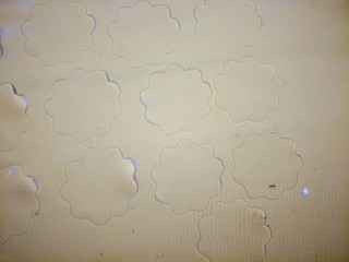 7、蝴蝶面 宝宝辅食,压出来以后用模子压出花型