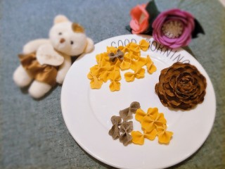 12、蝴蝶面 宝宝辅食,煮起来特别好看呢,很有食欲哦