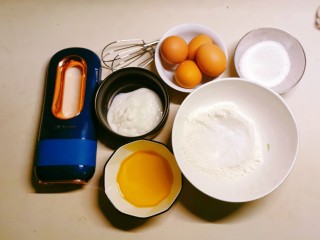1、绵软细腻的酸奶蛋糕,食材准备好。