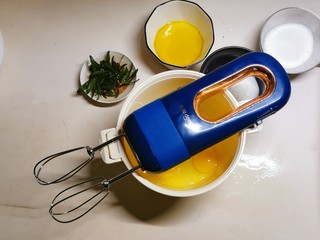 2、绵软细腻的酸奶蛋糕,鸡蛋敲入打蛋盆里，同时安装好东菱无线打蛋器的搅拌棒。 