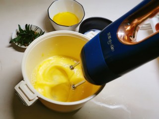 3、绵软细腻的酸奶蛋糕,放入白糖开始打发。