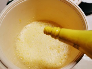 4、绵软细腻的酸奶蛋糕,滴入柠檬汁。