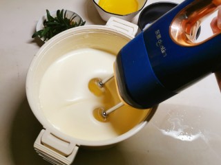 5、绵软细腻的酸奶蛋糕,高速搅打。