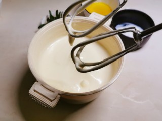 6、绵软细腻的酸奶蛋糕,提起打蛋器有小弯勾，且纹路不易消失，表明鸡蛋已打发好了。