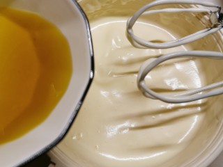 7、绵软细腻的酸奶蛋糕,倒入菜籽油。