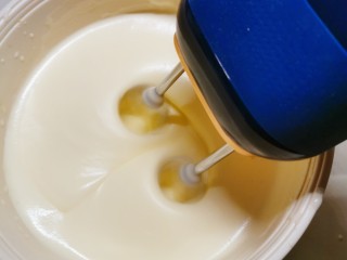 8、绵软细腻的酸奶蛋糕,低速搅打均匀。