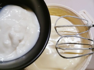 9、绵软细腻的酸奶蛋糕,放入酸奶，再次低速打发均匀。