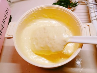 11、绵软细腻的酸奶蛋糕,用翻拌的方法拌匀，直至无干粉。 