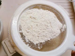 10、绵软细腻的酸奶蛋糕,筛入面粉，面粉、泡打粉和盐提前拌匀。