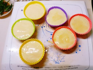 12、绵软细腻的酸奶蛋糕,将蛋糕糊糊装入模具中。