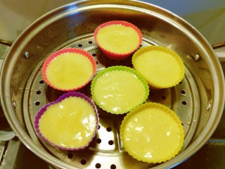 13、绵软细腻的酸奶蛋糕,放入蒸锅，水开后蒸15分钟。 