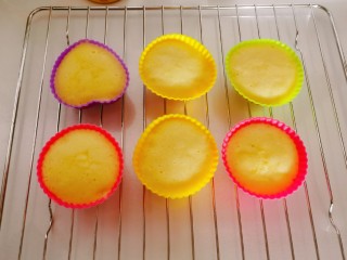 14、绵软细腻的酸奶蛋糕,时间到了，出锅啦。