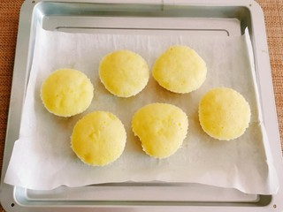 15、绵软细腻的酸奶蛋糕,很容易脱模。