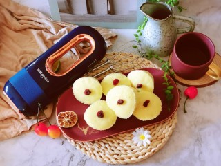 16、绵软细腻的酸奶蛋糕,用蔓越莓果干装饰，拍个美照。 