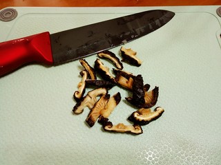 5、#宝宝辅食#鳕鱼胡萝卜香菇粥,5.香菇泡发后切细