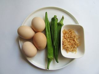1、虾皮秋葵水蒸蛋，补钙又美味,准备好所需食材，我这4个鸡蛋是一家三口的量，单独给孩子做，2个鸡蛋即可
