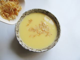 6、虾皮秋葵水蒸蛋，补钙又美味,倒入虾皮搅匀