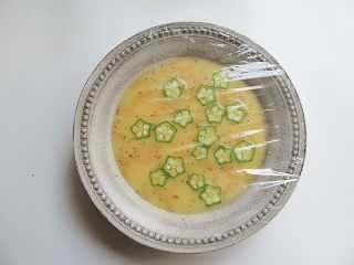 9、虾皮秋葵水蒸蛋，补钙又美味,盘子盖上保鲜膜