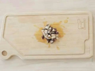 3、快手小馄饨,干香菇泡发后去去除多余水分，再去蒂切碎。