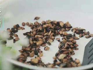 4、快手小馄饨,放入锅中炒至水分收干，盛出待用。