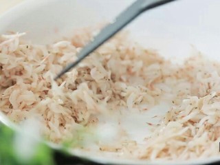 5、快手小馄饨,虾皮洗净后放入锅中炒至水分收干，盛出待用。