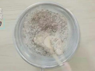7、快手小馄饨,过筛出大颗粒。