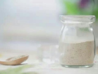 8、快手小馄饨,bingo~ 虾皮香菇粉制作完成啦~ 接下来我们来制作小馄饨啦~