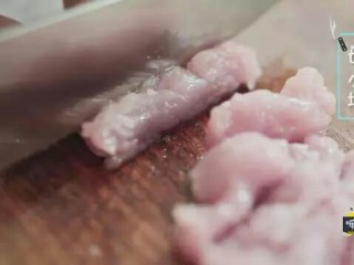 9、快手小馄饨,里脊肉切成小块。