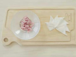 11、快手小馄饨,准备少许馄饨皮，准备开始包咯~