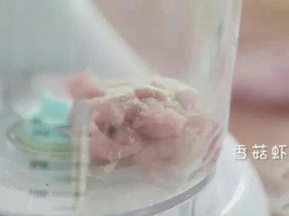 10、快手小馄饨,放入辅食机中，加入少许香菇虾皮粉搅拌细腻。
