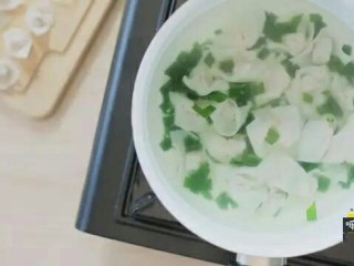 13、快手小馄饨,水开后放入做好的小馄饨，在放入少许青菜叶。