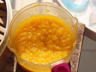 2、小熊馒头,取出南瓜泥放入料理机/辅食机打成泥