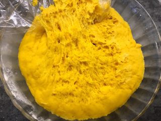 4、小熊馒头,将面团放入碗中，盖上保鲜膜，放入温暖处发酵至两倍大