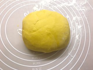 5、小熊馒头,取出面团揉捏排气，可以多揉一会至光滑，那样成品更光滑